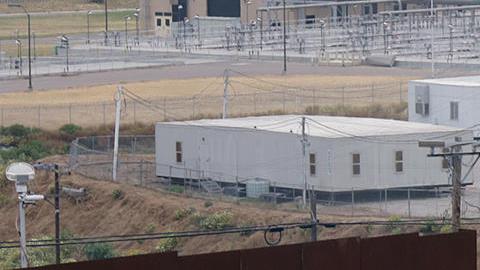 Inmigrantes permanecen en un campamento junto al muro fronterizo el 12 de mayo de 2023, en la ciudad de Tijuana, México.