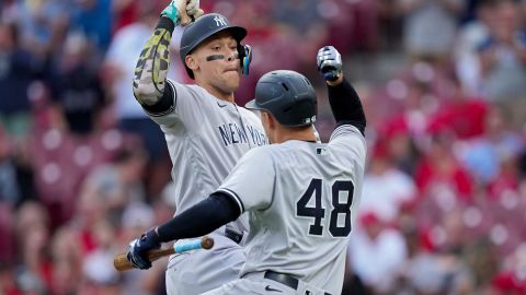 Aaron Judge (I) celebra junto a Anthony Rizzo (D) un jornón.