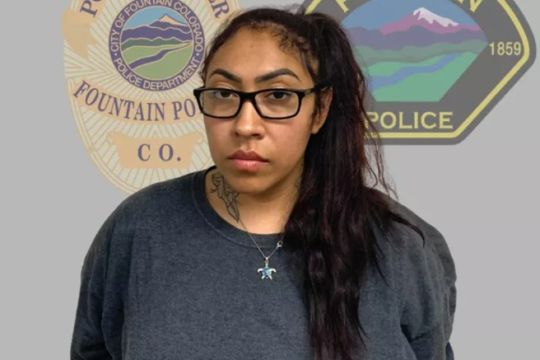 Hispana de 31 años que quedó embarazada de menor de 13 bajo su cuidado en Colorado pide disculpas; madre de la víctima cuestiona sentencia de 90 días de cárcel