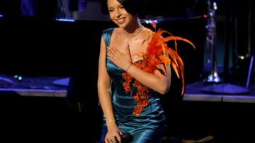 Ángela Aguilar homenajeando a Rubén Blades en el Latin Grammy 2021.