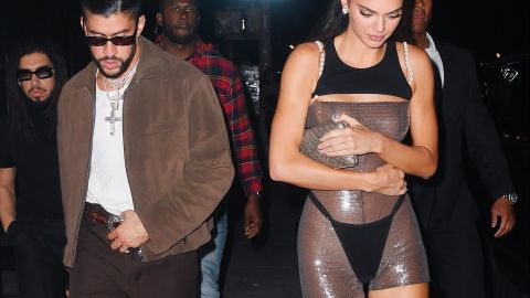 Bad Bunny y Kendall Jenner caminando juntos.