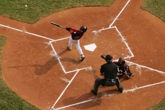Video: Un pequeño remolino apareció en pleno juego de béisbol menor en Florida y envolvió a un niño que luego fue rescatado por el umpire