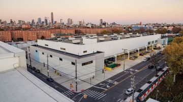 Un centro de reparto de Amazon en Brooklyn, New York, frente a Red Hook Houses, la mayor urbanización pública del distrito.