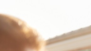 Amigos bebiendo en verano