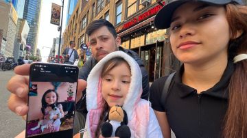 El migrante venezolano Christian Montilla y su esposa Nicole y su hija Mia, buscan a su perrita Lulú, con quien hicieron travesía para llegar a NYC
