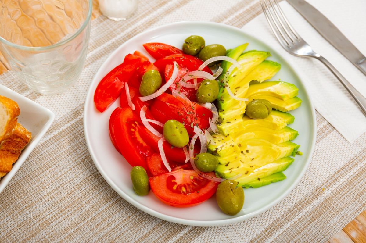 Ensalada de tomate con aguacate