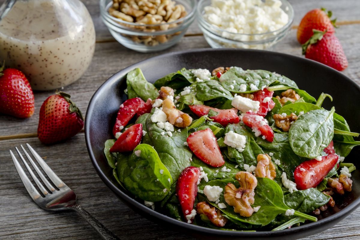 Ensalada de fresas con nueces y espinacas