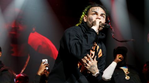 El rapero 6ix9ine se ve envuelto en un escándalo amoroso.