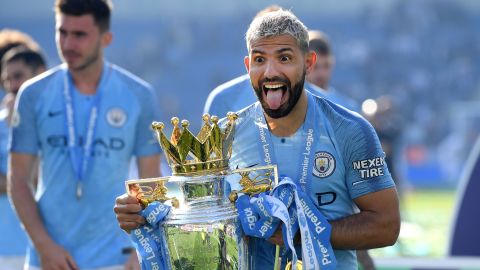 Sergio "Kun" Agüero festeja con el trofeo de la Premier League.