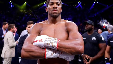 Anthony Joshua celebra luego de ganarle a Andy Ruiz Jr en diciembre de 2019.