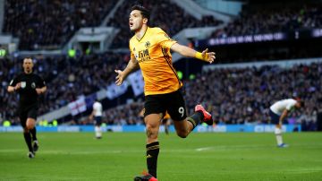 Raul Jimenez celebra un gol en el partido entre los Wolverhampton Wanderers y el Tottenham Hotspur en 2020.