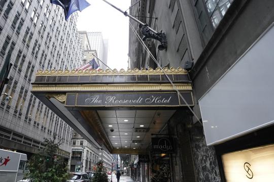 El legendario hotel Roosevelt de Nueva York reabre como refugio de inmigrantes