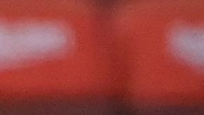 Messi (L) y Araujo (R) celebran un gol ante el Valencia en 2020.