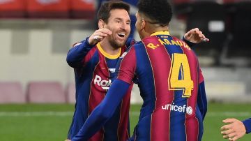 Messi (L) y Araujo (R) celebran un gol ante el Valencia en 2020.