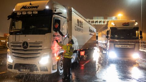 Fueron detenidas tres personas que, se presume, eran los conductores del camión.