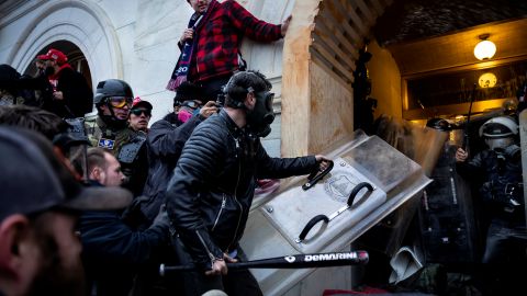 Hazard se enfrentó con los agentes después de marchar hacia el Capitolio que trataban de contener a la multitud.