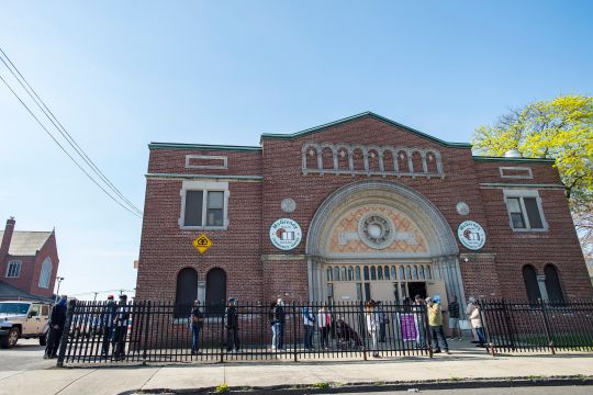 Vaticano investiga 'milagro' en iglesia de Connecticut; afirman que "se multiplicaron las hostias"