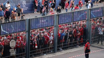 Fanáticos del Liverpool intentando entrar al Stade de France.