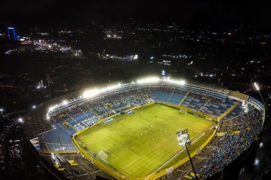Reportan muerte de al menos 12 personas en una estampida durante un partido de fútbol en El Salvador