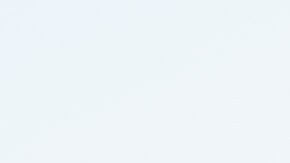 La vaca fue capturada por un vaquero a caballo.