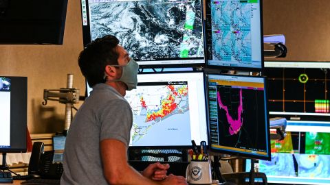 Personal de la Administración Nacional Oceánica y Atmosférica (NOAA) de Estados Unidos pronosticó una temporada "casi normal" de huracanes.