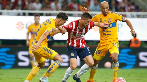 La víctima tuvo que retirarse antes que iniciara el partido entre Tigres y Chivas.