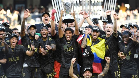 Los Ángeles FC alzando el título de campeón.