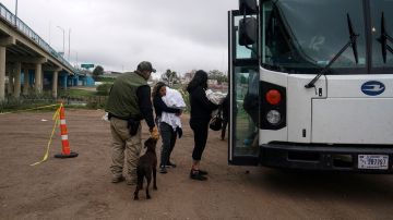 Abbott reanudó el envío de autobuses con inmigrantes desde Texas a otras ciudades del país.