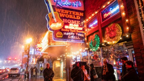 US-WEATHER-SNOW-HOLIDAY-TRAVEL