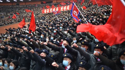 Trabajadores de Corea del Norte protestando en una asamblea.