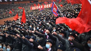 Trabajadores de Corea del Norte protestando en una asamblea.