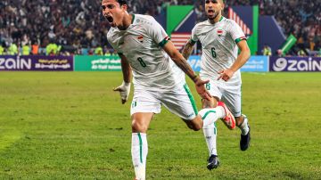 El iraquí Ibrahim Bayesh celebrando en la final de la Copa del Golfo de Arabia entre Irak y Oman