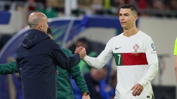 Roberto Martínez saluda a Cristiano Ronaldo durante la fecha FIFA del mes de marzo.