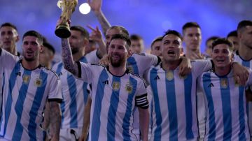 Selección Argentina con la Copa del Mundo.
