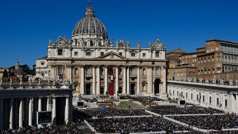 Un coche llegó a la puerta de Santa Ana del Vaticano.