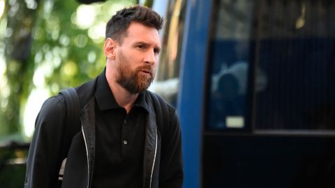 Messi durante la previa de un partido ante Lens por la Ligue 1.