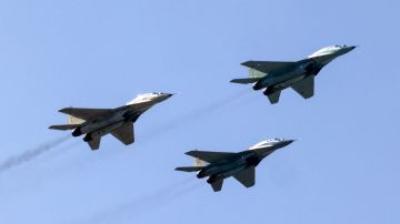 Imagen de tres aviones cazas Mikoyan MiG-29.