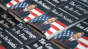 Ron DeSantis ha estado promoviendo su libro y sus ideas políticas en una campaña casi electoral en EE.UU.