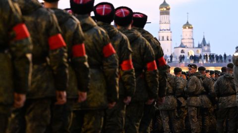 Los cosacos y militares rusos se paran con la catedral de Iván el Grande en el fondo