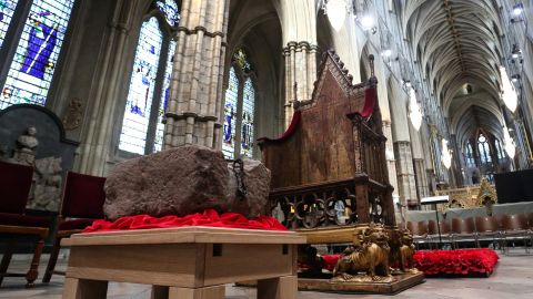 La Piedra del Destino se muestra dentro de la Abadía de Westminster.