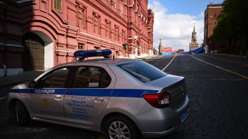 La policía rusa resguarda los alrededores del Kremlin.
