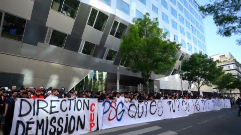 Hinchas del PSG protestan contra el club.