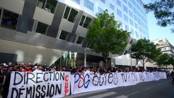 Hinchas del PSG protestan contra el club.