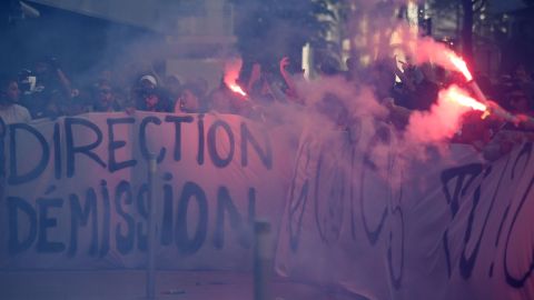 Los seguidores del club de fútbol Paris Saint Germain (PSG) se manifiestan frente a la sede del club contra la directiva y algunos jugadores.