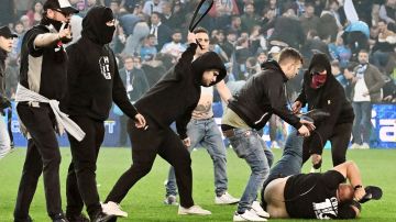 Fanáticos del Udinese agredieron a hinchas del Napoli.