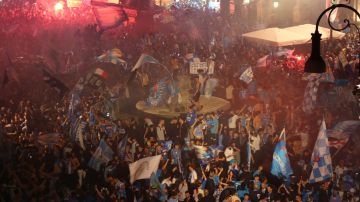 Fanáticos del Napoli festejaron el Scudetto.