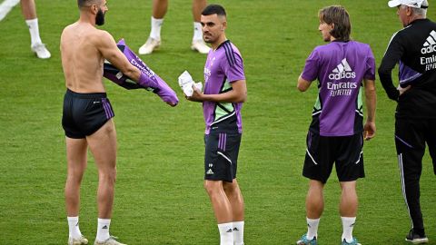 (De izquierda a derecha) El delantero francés Karim Benzema del Real Madrid, el centrocampista español del Real Madrid Dani Ceballos y el centrocampista croata del Real Madrid Luka Modric asisten a una sesión de entrenamiento en el estadio La Cartuja de Sevilla el 5 de mayo de 2023.