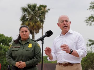 Mayorkas advirtió que continuarán las expulsiones de inmigrantes indocumentados en la frontera cuando termine el Título 42.