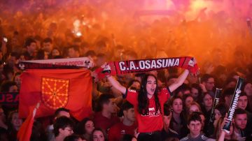 Los seguidores de Osasuna vitorean y encienden bengalas mientras se reúnen en la Plaza del Castillo en el centro de Pamplona para ver el partido final de la Copa del Rey de España entre Osasuna y Real Madrid el 6 de mayo de 2023.