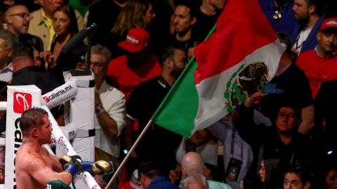 El pugilista recibió fuertes críticas al respecto a pesar de no ser el encargado de las banderas.